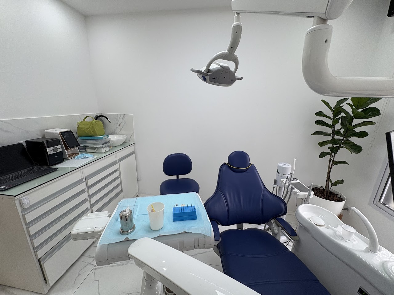 Sillón odontológico y sala de tratamiento de Odontología Gama