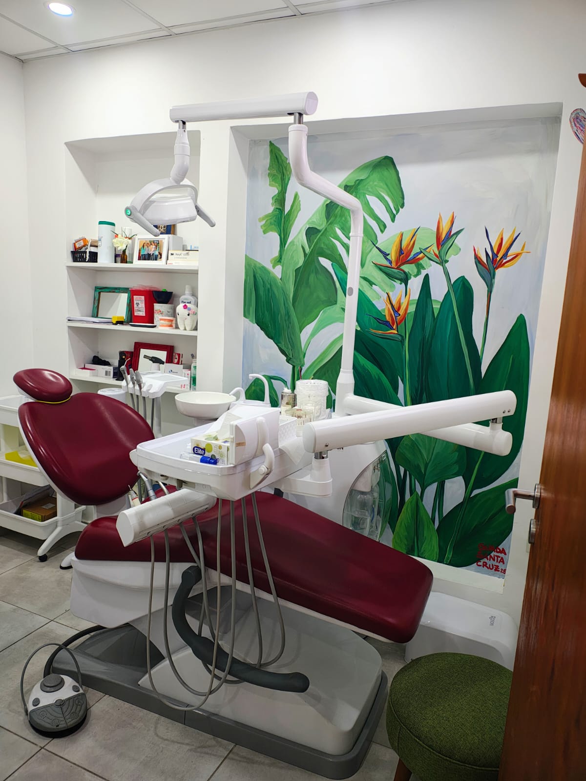 Sillón de tratamiento con ambientación cálida de Odontología Gama