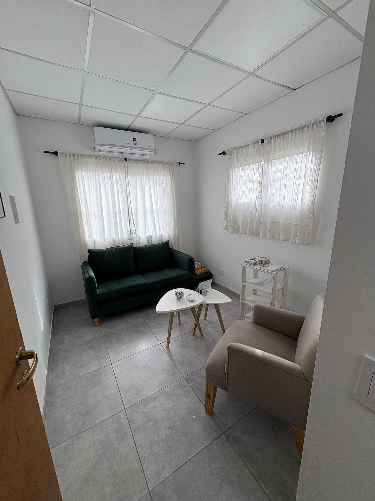 Sala de espera y recepción cálida de Odontología Gama